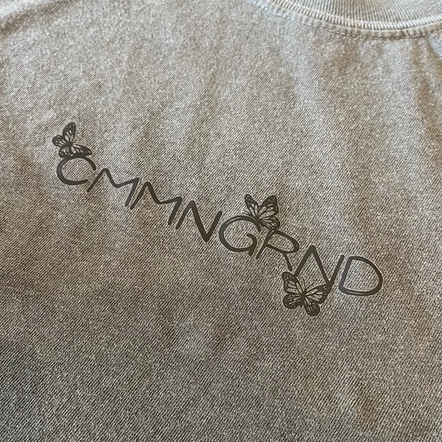 Cmmngrnd - Grey butterfly Crop