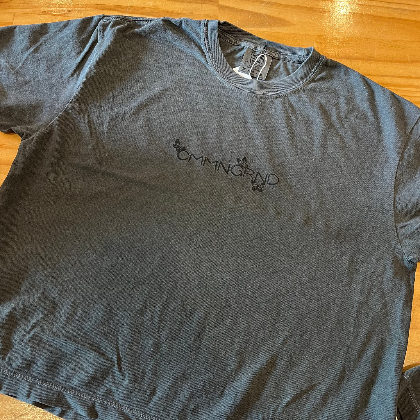 Cmmngrnd - Grey butterfly Crop